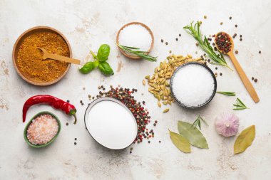 Işık arkaplanda farklı baharatlara sahip kompozisyon