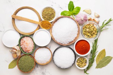 Hafif arka planda farklı baharat ve bitkilerle kompozisyon