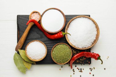 Hafif ahşap arka planda farklı baharatlara sahip kompozisyon