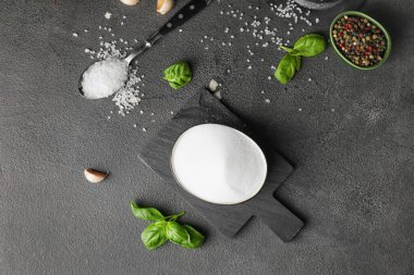 Koyu arkaplanda tuzlu bileşim