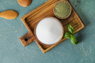 Renk arkaplanında tuz olan kompozisyon