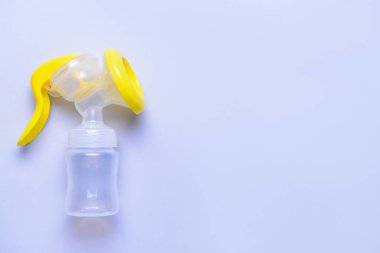 Renk arkaplanında göğüs pompası