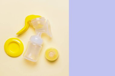 Renk arkaplanında göğüs pompası