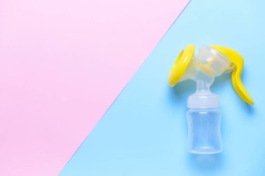 Renk arkaplanında göğüs pompası