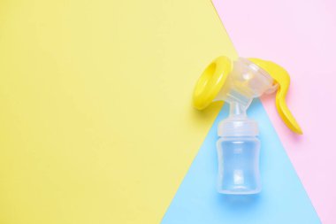 Renk arkaplanında göğüs pompası