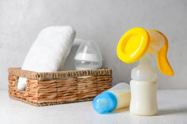 Göğüs pompası ve bebek aksesuarları açık arkaplanda