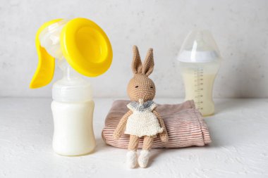 Göğüs pompası ve bebek aksesuarları açık arkaplanda