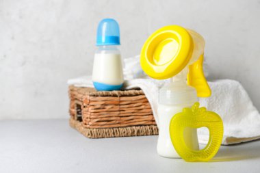 Göğüs pompası ve bebek aksesuarları açık arkaplanda