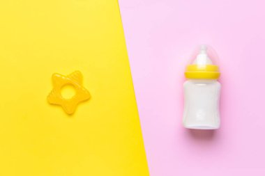 Bebek için bir şişe süt ve renk arka planında ip.