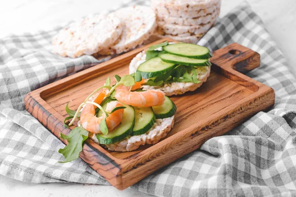 Masanın üzerinde pirinç krakerleri olan kompozisyon