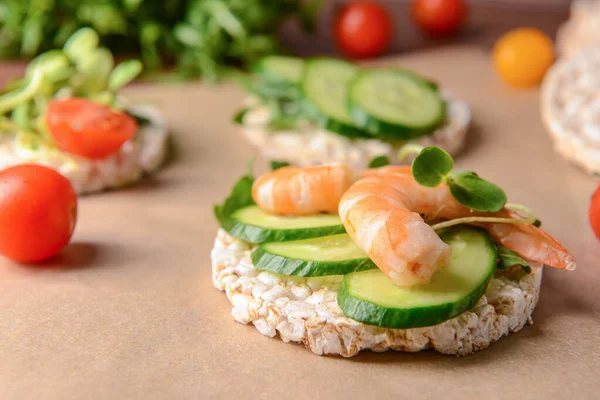 Salatalıklı pirinç krakeri ve parşömen üzerinde karides, yakın plan.