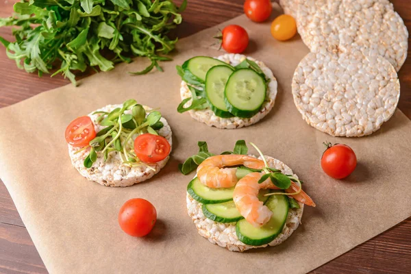 Tahta zemin üzerinde pirinç krakerleri olan parşömen.