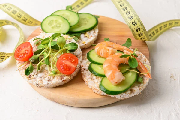 Açık arkaplanda pirinç krakerleri olan kompozisyon