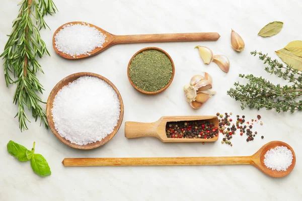 Hafif arka planda farklı baharat ve bitkilerle kompozisyon