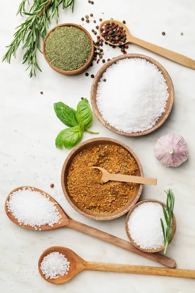 Işık arkaplanda farklı baharatlara sahip kompozisyon