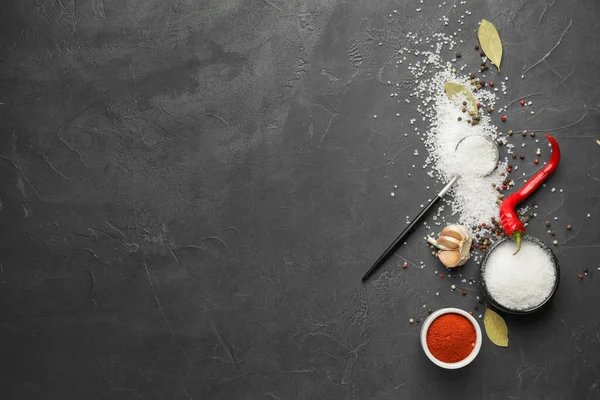 Koyu arkaplanda farklı baharatlara sahip kompozisyon