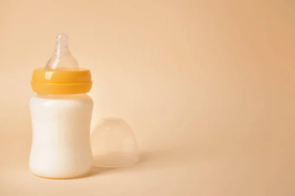 Botella Leche Para Bebé Sobre Fondo Color — Foto de Stock