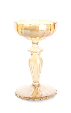 Beyaz arkaplanda şık bir mum tutucu