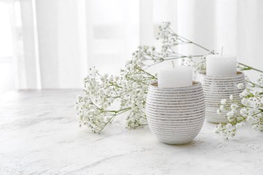 Odada mumlar ve çiçekler olan kompozisyon