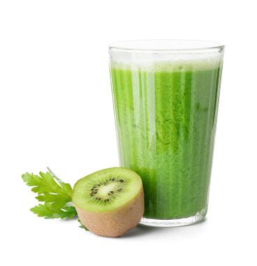 Beyaz arka planda bir bardak sağlıklı yeşil smoothie.