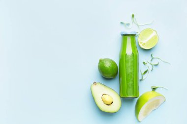 Sağlıklı yeşil smoothie şişesiyle kompozisyon ve renk arkaplanı içeriği