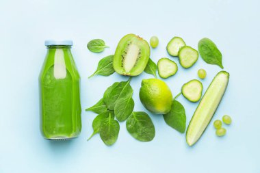 Sağlıklı yeşil smoothie şişesiyle kompozisyon ve renk arkaplanı içeriği