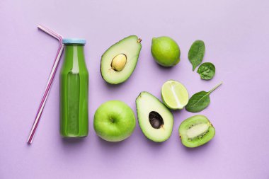 Sağlıklı yeşil smoothie şişesiyle kompozisyon ve renk arkaplanı içeriği