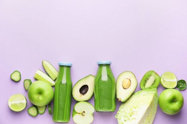 Sağlıklı yeşil smoothie şişeleri ve renk arkaplan bileşenleri ile kompozisyon