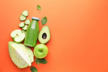 Sağlıklı yeşil smoothie şişesiyle kompozisyon ve renk arkaplanı içeriği