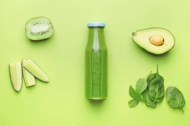 Sağlıklı yeşil smoothie şişesiyle kompozisyon ve renk arkaplanı içeriği