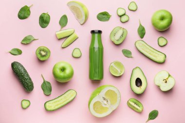 Sağlıklı yeşil smoothie şişesiyle kompozisyon ve renk arkaplanı içeriği