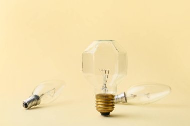 Renk arkaplanındaki ampuller