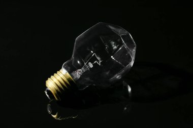 Koyu arkaplanda ampul