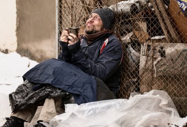 Zavallı evsiz adam, kış günü dışarıda.