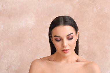 Renkli makyajlı güzel bir kadın.