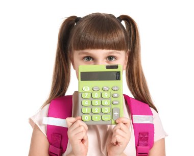 Beyaz arka planda hesap makinesi olan küçük bir kız öğrenci.