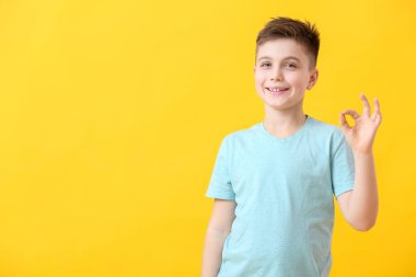 Mutlu küçük çocuk arka planda iyi niyet gösterisi yapıyor.