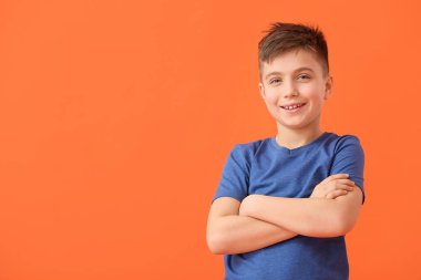 Renkli arka planda mutlu küçük çocuk