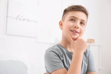 Evdeki gülümseyen küçük çocuğun portresi.