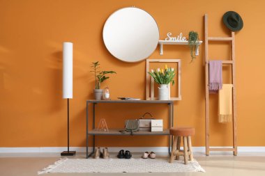 Modern salonun iç mimarisi.