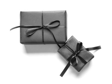 Beyaz arkaplanda siyah hediye kutuları