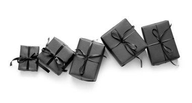 Beyaz arkaplanda siyah hediye kutuları