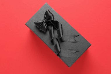 Renk arkaplanında siyah hediye kutusu