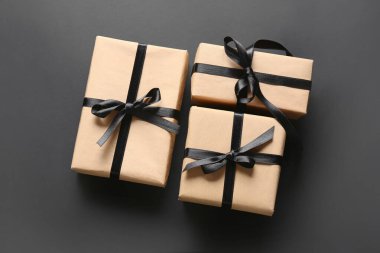 Koyu arkaplanda hediye kutuları