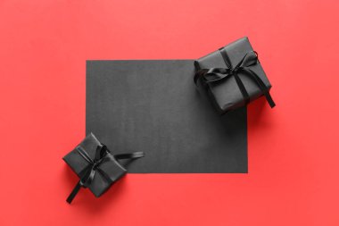 Arkaplanda hediye kutuları ve boş kart