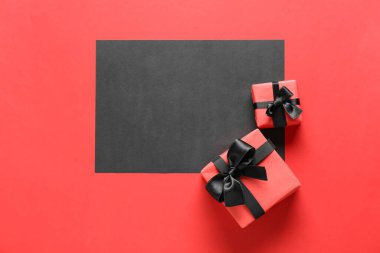 Arkaplanda hediye kutuları ve boş kart