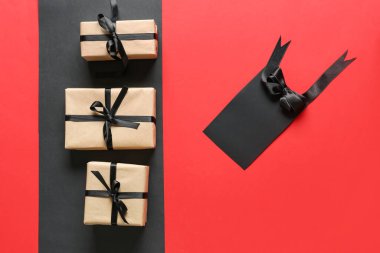 Arkaplanda hediye kutuları ve etiket