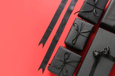 Renk arkaplanında siyah hediye kutuları