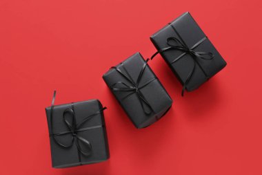 Renk arkaplanında siyah hediye kutuları