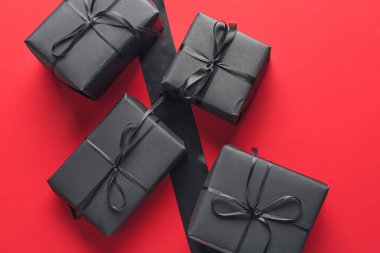Renk arkaplanında siyah hediye kutuları